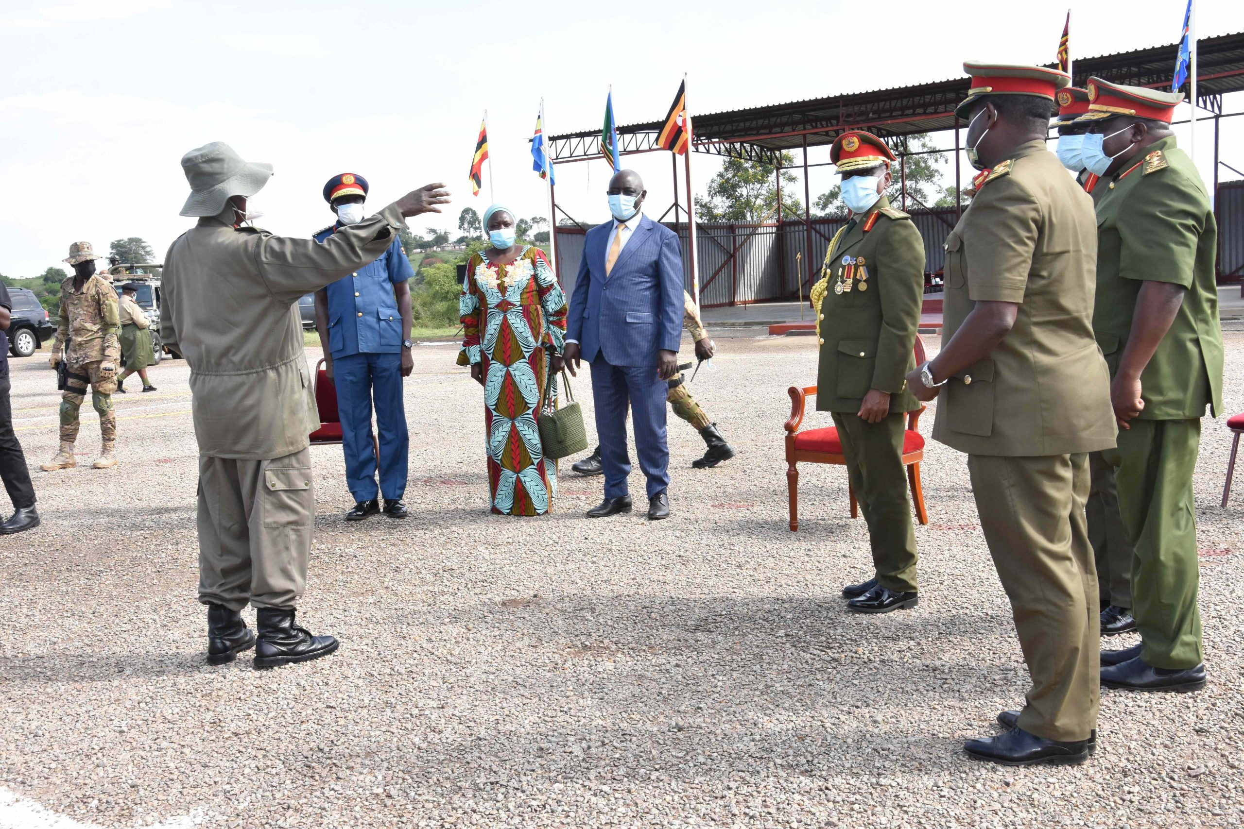 PresidentYoweriMusevenitalkstoMinisterofDefenceandotherUPDFLeadership copy 6000x4000 scaled