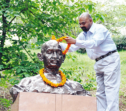 Indian High Commissioner Leads Mahatma Gandhi Birthday Commemoration in Jinja