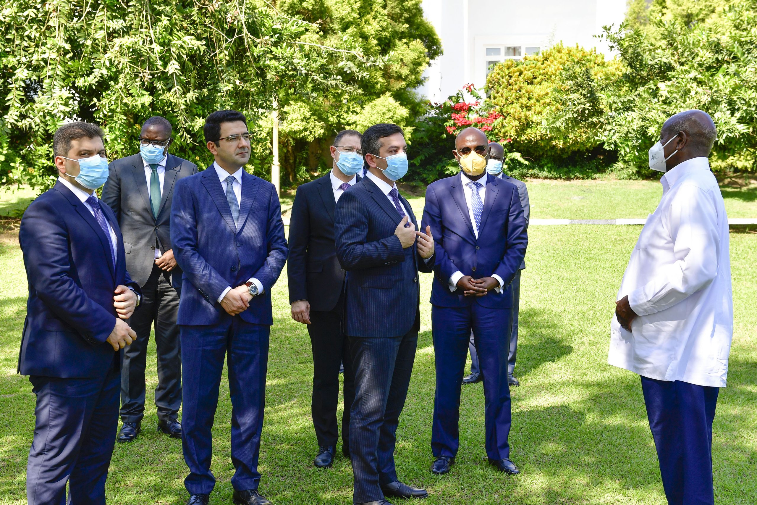 President Museveni chats with special envoy and deputy minister of foreign affairs of Azerbaijan Yalchin Rafiyev (C) and his delegation after a meeting at Entebbe on Monday. PPU Photo (4)