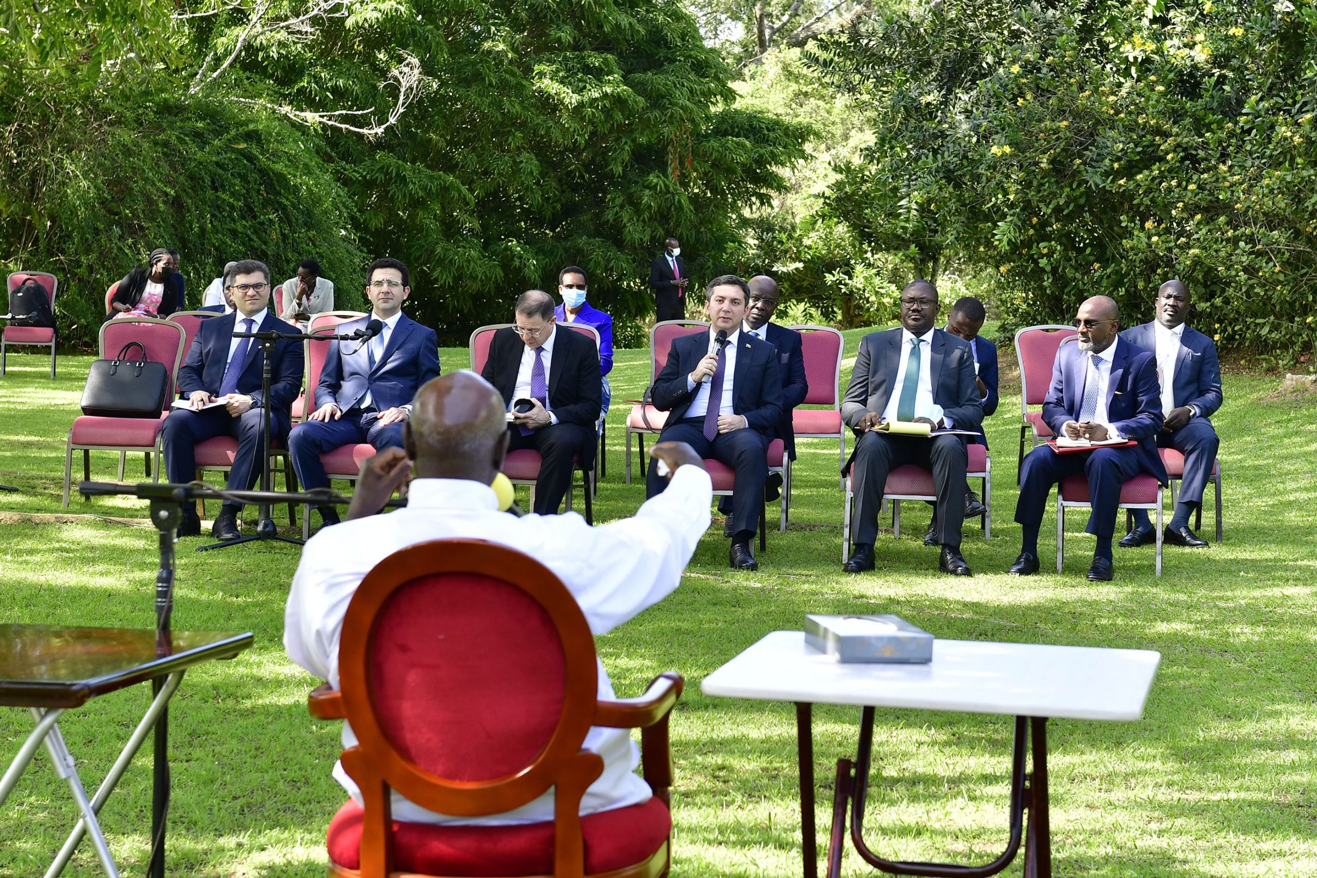President Museveni meeting a special envoy and deputy minister of foreign affairs of of Azerbaijan Yalchin Rafiyev (C) and his delegation at Entebbe on Monday. PPU Photo (4) (1)