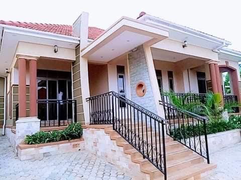 5 Bedroom Bungalow for Sale in Kira 03