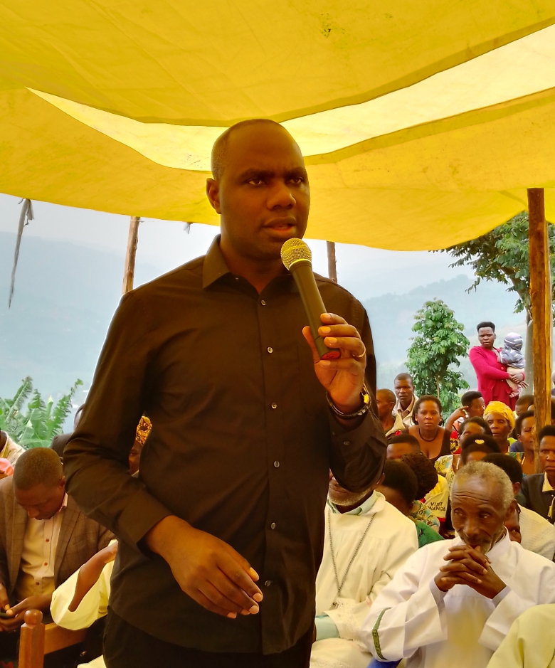 Minister Musasizi Speaking at a Burrial ceremony in Rubanda District