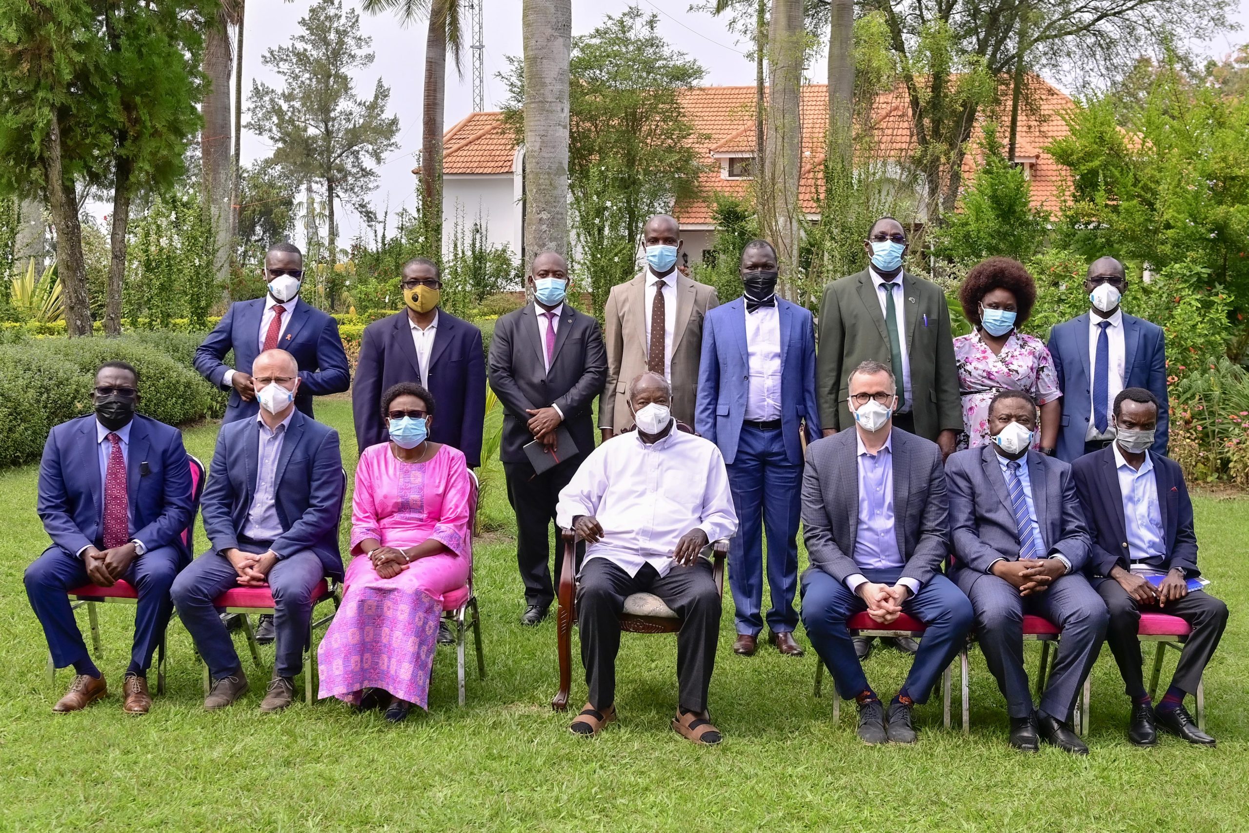 President Museveni in a group photograph with Oxitec team and Uganda Virus Institute team Rwakitura