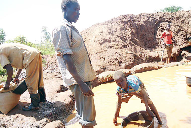 ugandan gold miners defy safety laws despite mercury hazards