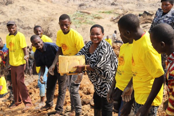 Prime Minister Rt. Hon. Nabbanja Robinah Nabbanja joining residents to work on Nyamuguza River that connects Mubende and Kakumiro Districts