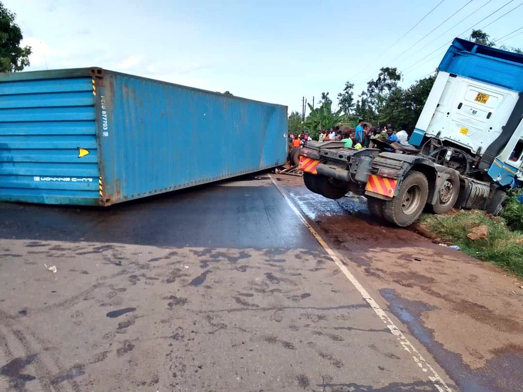 Truck collision at Namagunga cuts off Jinja Road traffic