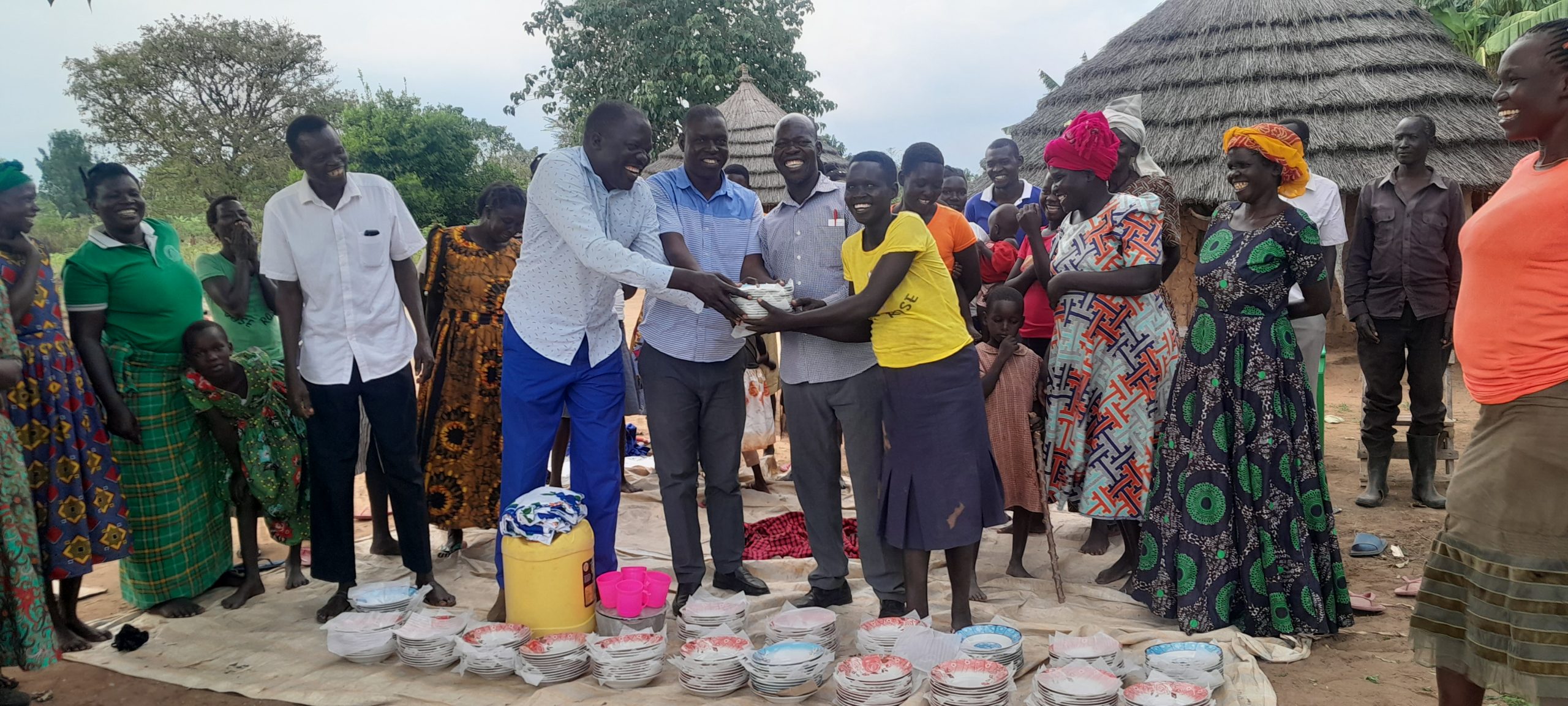 handing over the plates to group members (1)