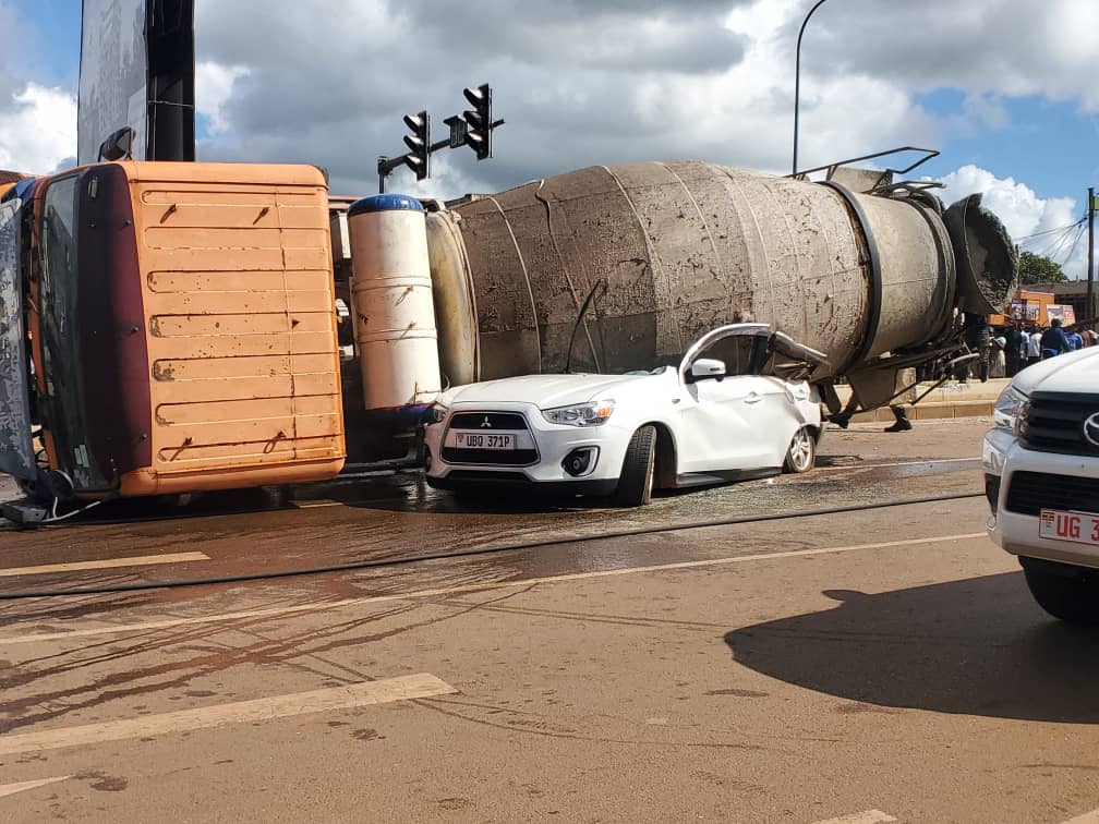 Cement Mixer Truck Crashes at Nkumba University Traffic Lights