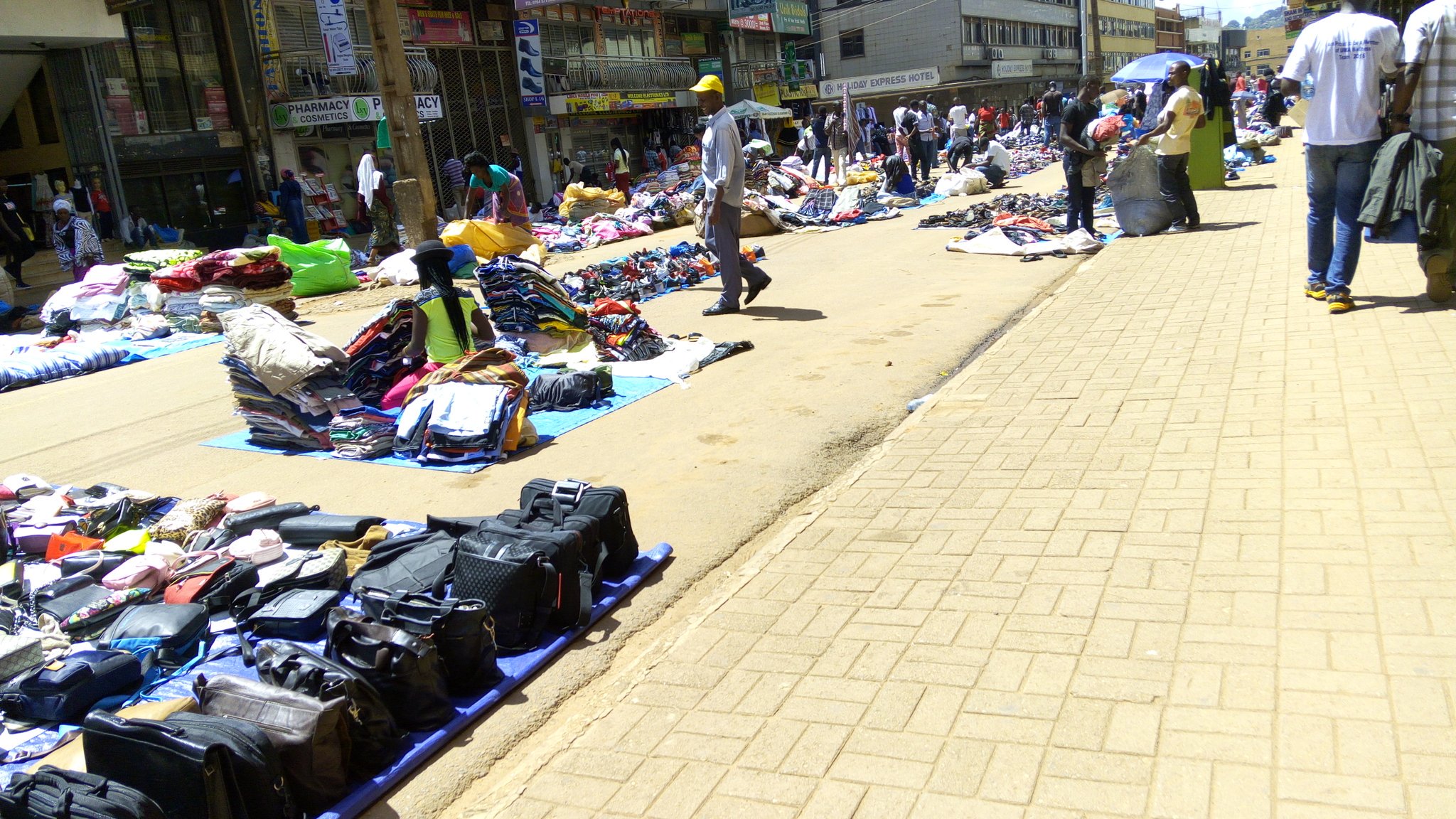 Street Vendors Strike Gold as Arcade Traders Stay Idle