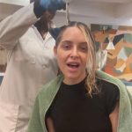 (Los Angeles) – Jenny Mollen, a 45-year-old actor and author, is under fire for boarding a flight while infected with head lice, sparking public criticism after sharing the experience on Instagram.
