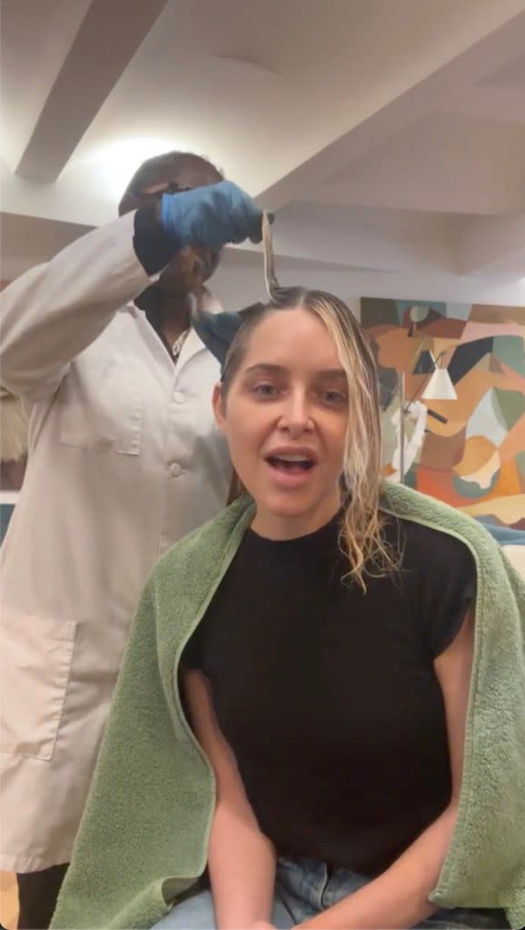 (Los Angeles) – Jenny Mollen, a 45-year-old actor and author, is under fire for boarding a flight while infected with head lice, sparking public criticism after sharing the experience on Instagram.