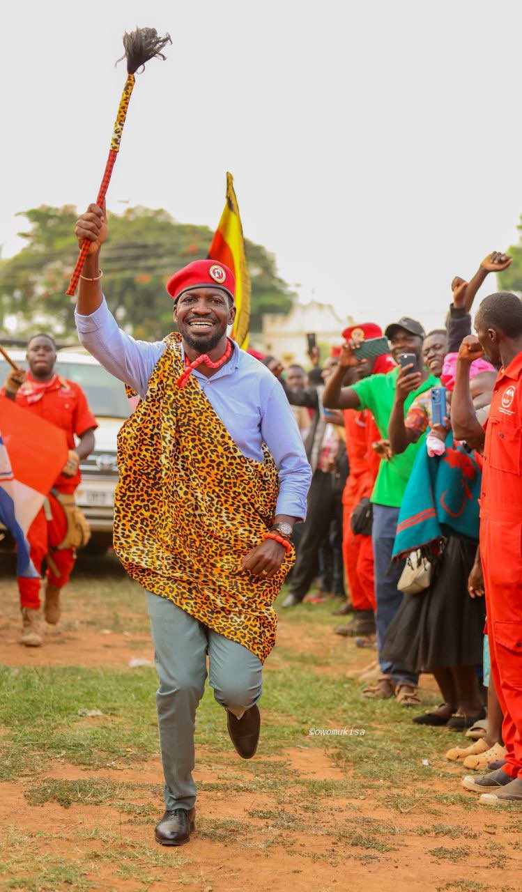 During a rally in Soroti on November 9, 2024, Bobi Wine accused the government of suffocating Teso’s cotton industry and pledged to revitalize the region’s economy, focusing on agricultural and commercial sectors.