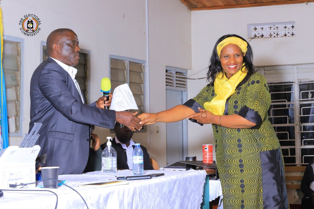 The Kisoro District Woman MP by-election concluded with Grace Akifeza, an independent candidate, emerging victorious. Daniel Nayebare, the Kisoro District Returning Officer, officially announced the results, confirming Akifeza’s win with a significant lead over her closest competitor.