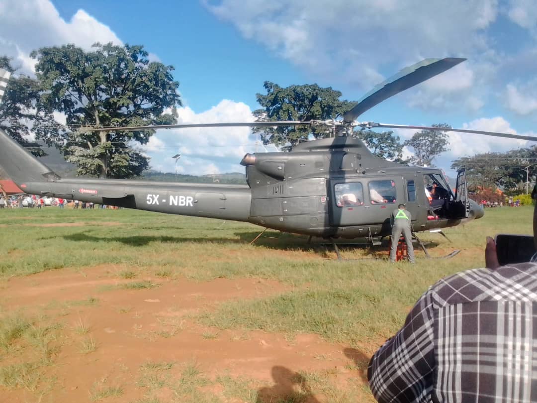 Hundreds gathered in Hoima City to welcome Bunyoro King Solomon Gafabusa Iguru as he returned home after medical treatment in Kampala.