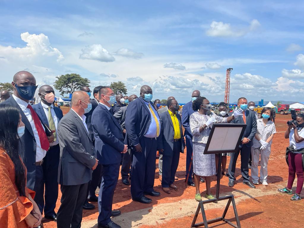 Chinese Companies Told to Respect Ugandan Laws and Culture. (Busia) - The Uganda Investment Authority has announced the groundbreaking of Busia’s gold mining project, set to create 3,000 direct jobs and represents the country’s largest confirmed gold deposit, with 12.5 tonnes of mineable gold and an initial investment of USD 50 million.