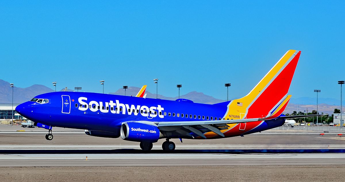 (Dallas) – A Southwest Airlines plane was hit by gunfire while taxiing on the tarmac at Dallas Love Field Airport, leaving passengers shaken but unharmed.